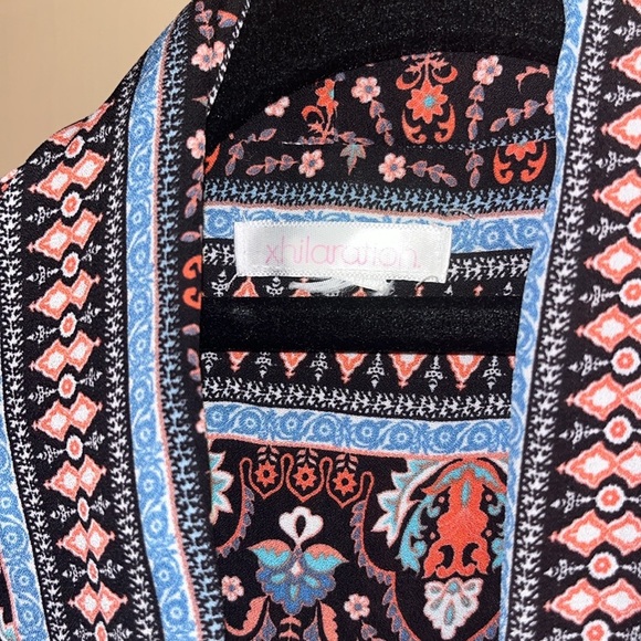 Xhilaration long sleeve top , deep V open front size large - Picture 4 of 8